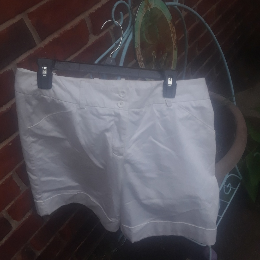 Buttoned shorts - Picture 2 of 3